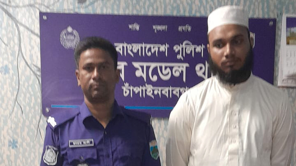 শিশুর গলা চেপে ওপরে তুলে মাটিতে ফেলে দেওয়া সেই মাদ্রাসাশিক্ষক আটক
