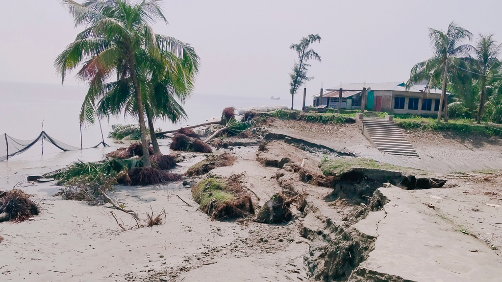 নদীভাঙনের কবলে মাদ্রাসা, খোলা আকাশের নিচে পাঠদান