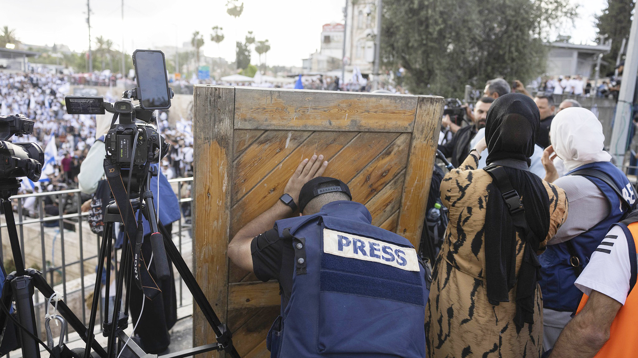 কঠোর সেন্সরশিপের মধ্যে ইসরায়েলে যেভাবে কাজ করছেন বিদেশি সাংবাদিকেরা