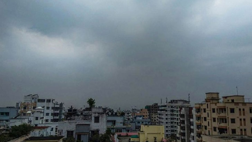 ঢাকার আকাশে মেঘ, হালকা বৃষ্টির সম্ভাবনা