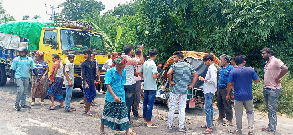 ইজিবাইক-ট্রাক সংঘর্ষে শিশুসহ নিহত ৩