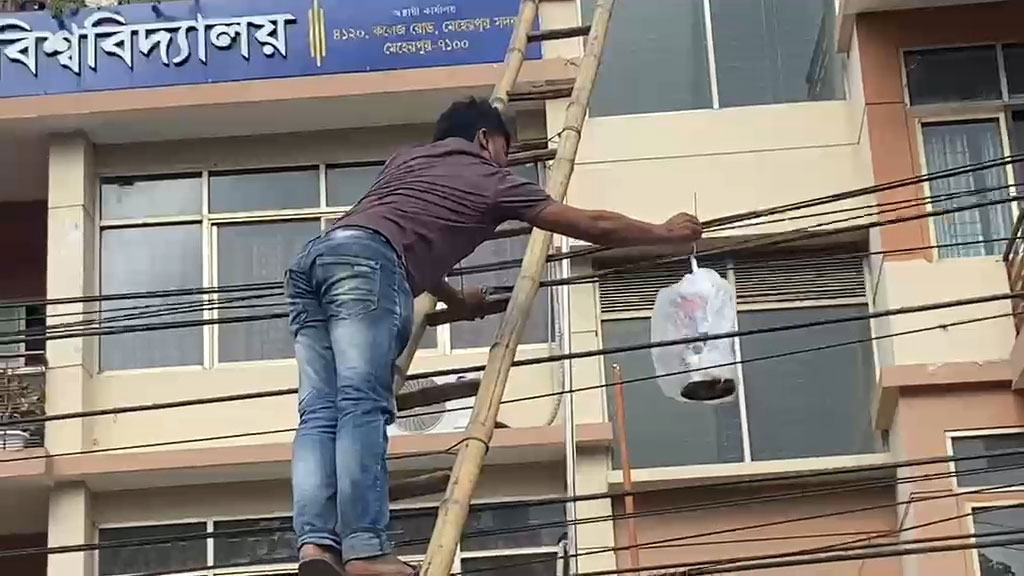 মেহেরপুর শহরের তিন স্থানে বৈদ্যুতিক তারে বোমাসদৃশ বস্তু, কৌতূহল