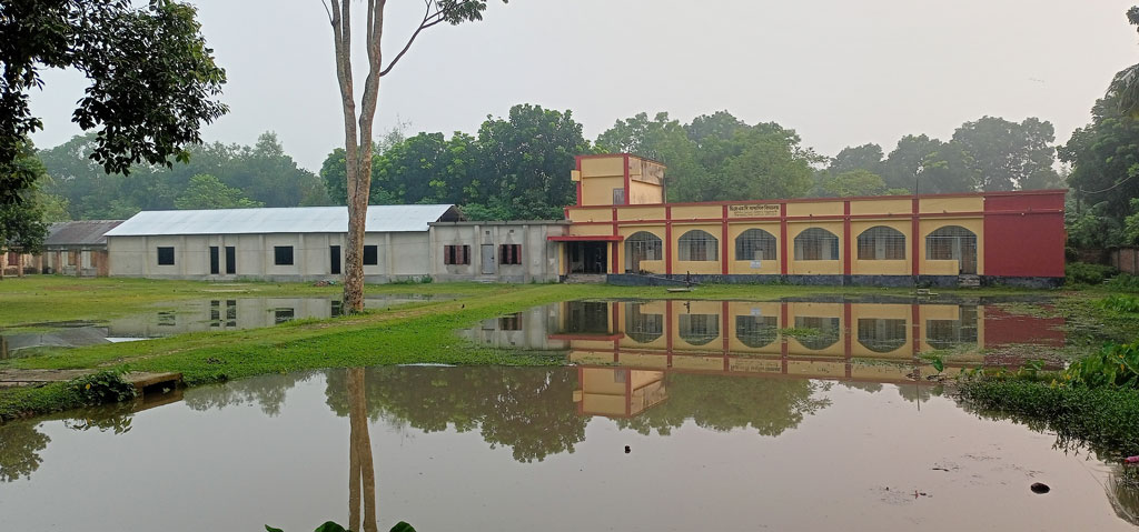 সামান্য বৃষ্টিতেই ডুবে যায় বিদ্যালয় মাঠ, দুর্ভোগে শিক্ষার্থী ও শিক্ষকেরা