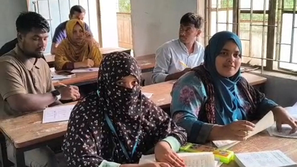 টাকার বিনিময়ে বই দেখে পরীক্ষা দিচ্ছিলেন শিক্ষার্থীরা, ভিডিও করায় সাংবাদিকদের মারধর