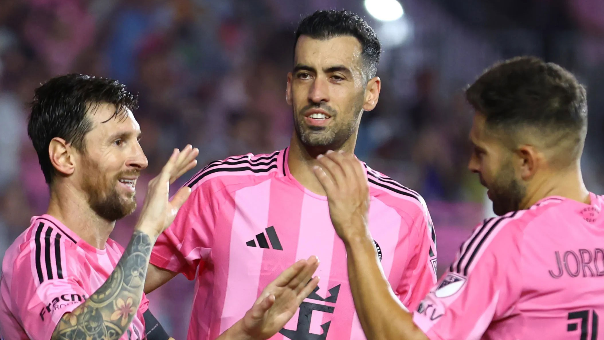 মায়ামিতে লক্ষ্য পূরণ করে ২ বন্ধুকে নিয়ে মেসির আবেগঘন বার্তা