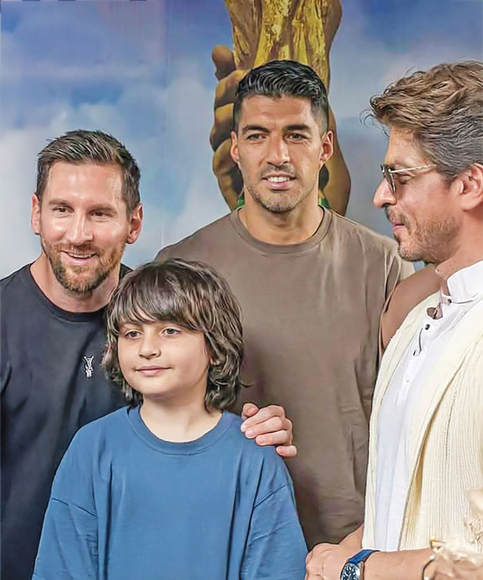 (বাঁ থেকে) মেসি, আব্রাম, লুইস সুয়ারেজ ও শাহরুখ খান। ছবি: সংগৃহীত