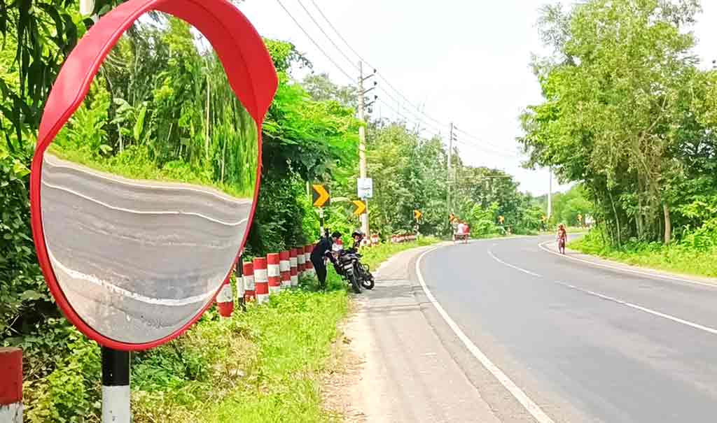 দুর্ঘটনা কমাতে ঝুঁকিপূর্ণ বাঁকে মেটালিক আয়না
