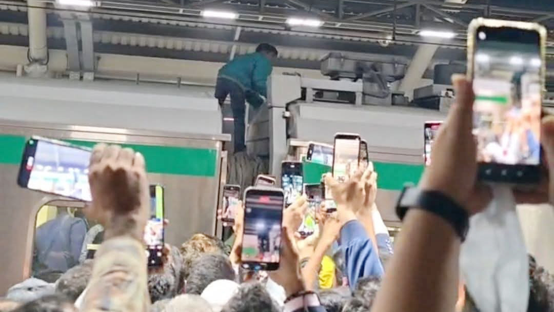 মেট্রোতে উঠে কারওয়ানবাজার থেকে আগারগাঁও গিয়ে ট্রেন বদলায় শিশুটি