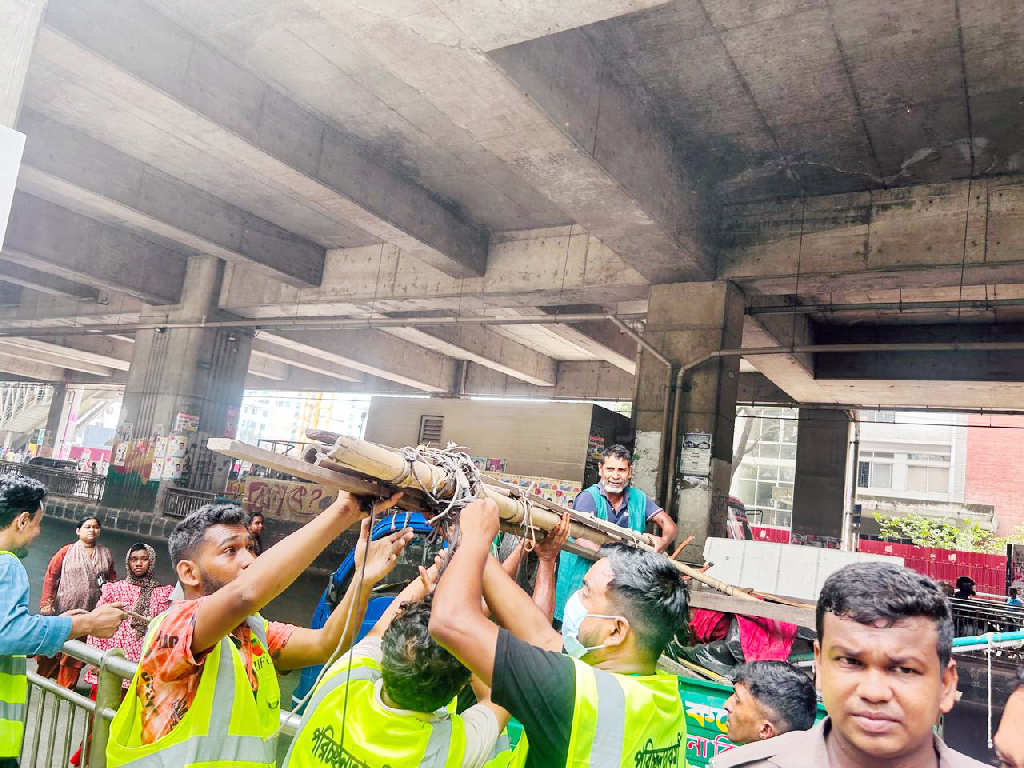 মিরপুর-১০ মেট্রো স্টেশনে ভাসমান দোকান উচ্ছেদ