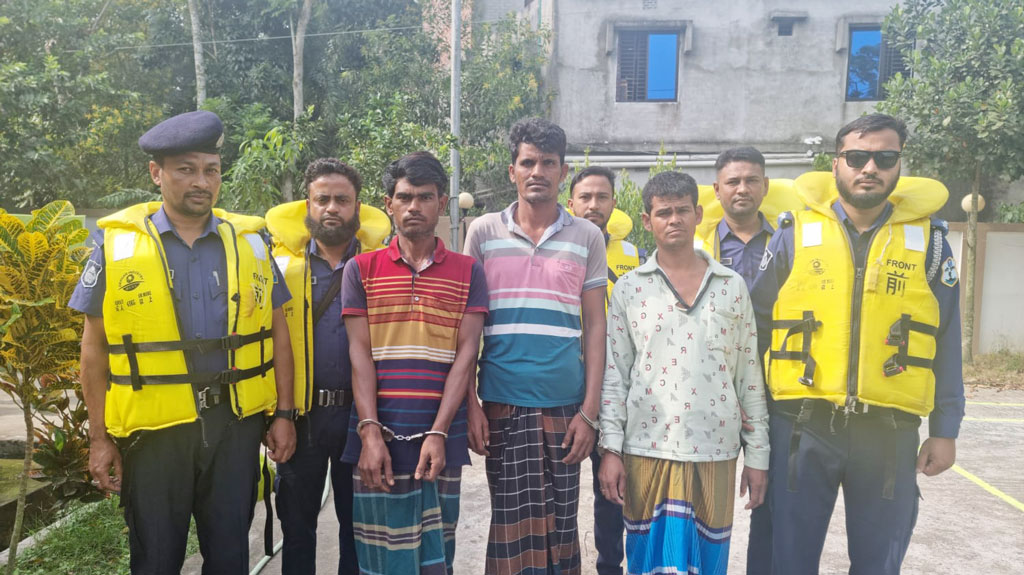 মতলব উত্তরের মেঘনায় নৌযানে চাঁদাবাজির সময় আটক ৩