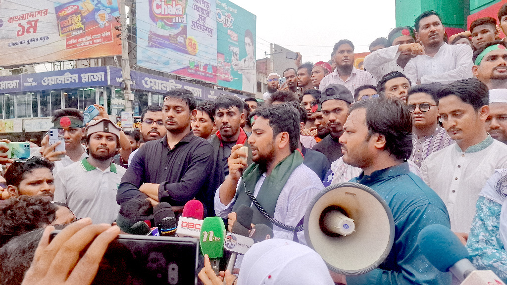 ৩ আগস্টের মধ্যে ‘জুলাই সনদ’ দেখতে চাই: নাহিদ ইসলাম