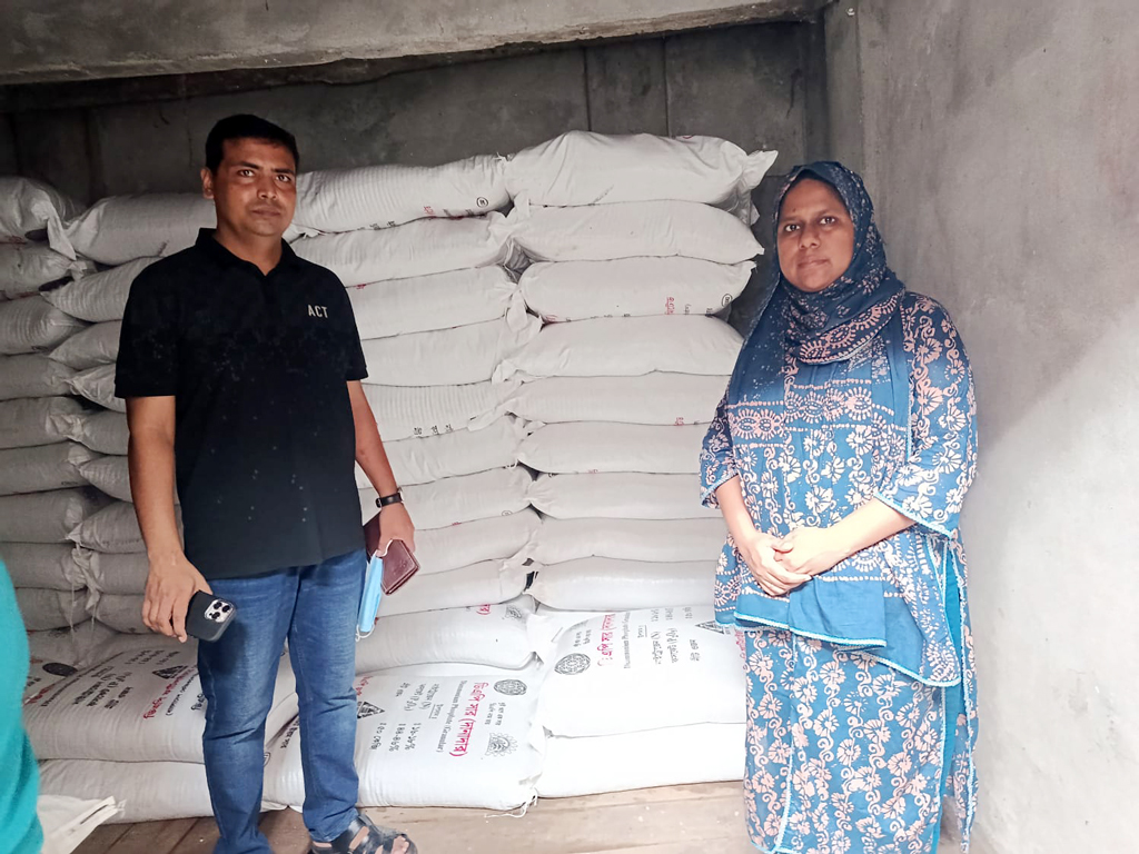 মাগুরায় দ্বিগুণ দামে সার কিনে চড়া মূল্যে বিক্রির প্রস্তুতি, উদ্বিগ্ন কৃষক