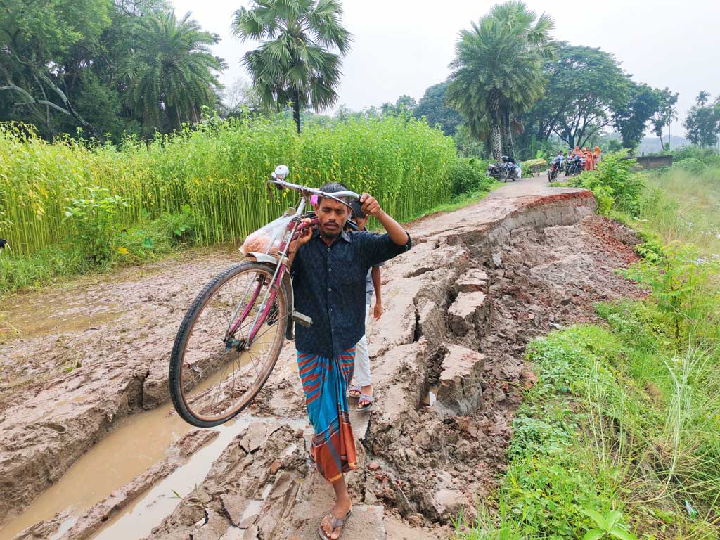 নদীগর্ভে বিলীন হচ্ছে মহম্মদপুরের ঝামা সড়ক, দুর্ভোগে ১০ হাজার মানুষ