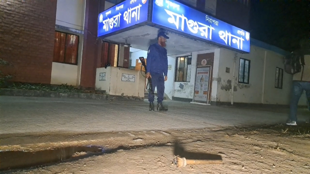 মাগুরায় বিটিভির মহাপরিচালক ও ট্রাইব্যুনালের প্রসিকিউটরের বাড়িতে আগুন