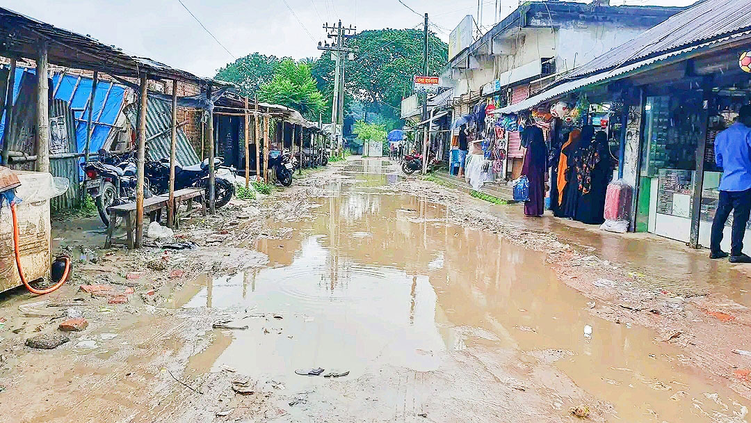 বৃষ্টি এলেই খাদ্যগুদাম সড়ক হয়ে যায় `পুকুর’