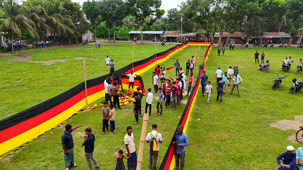 সাড়ে ৭ কিলোমিটার দীর্ঘ জার্মান পতাকায় ভালোবাসা প্রকাশ আমজাদ হোসেনের