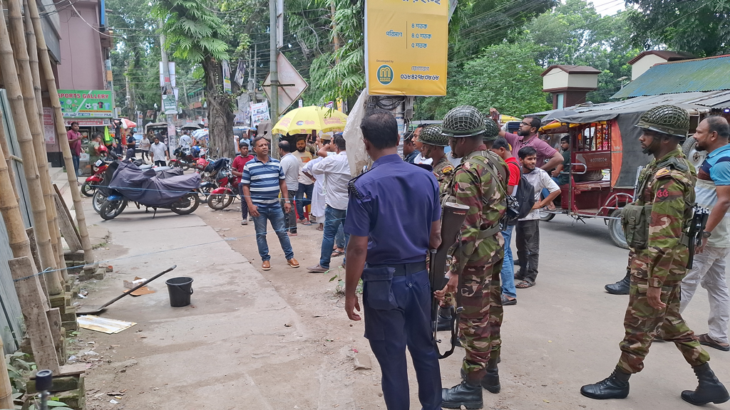 মাগুরা শহরে প্রধান সড়কের পাশে বোমাসদৃশ বস্তু দেখে আতঙ্কিত মানুষ