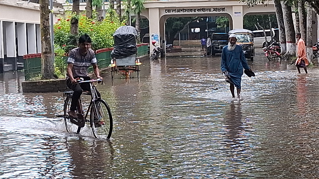 মাগুরা জেলা প্রশাসকের কার্যালয় চত্বরে হাঁটুপানি, ভোগান্তি