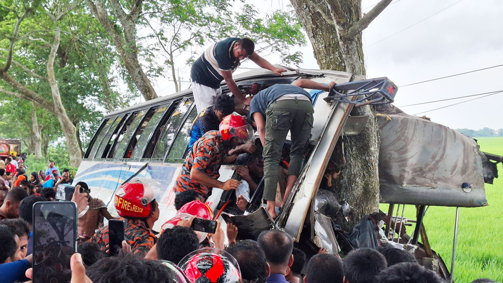 মাগুরায় তেলবাহী ট্রাক ও বাসের মুখোমুখি সংঘর্ষে আহত ২০