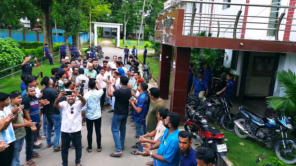 ফ্যামিলি কার্ডের তথ্য সংগ্রহকারী নিয়োগ নিয়ে মহম্মদপুরে বিএনপির দুই পক্ষ মুখোমুখি