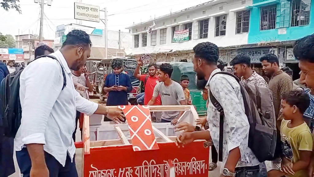 শোভাযাত্রায় সাবেক আ.লীগ নেতার উপহারের পালকি ভাঙলেন শিক্ষার্থীরা