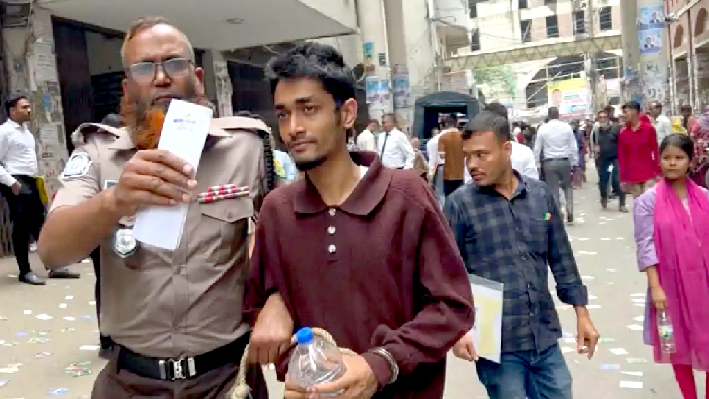 ৩৮ লাখ টাকা আত্মসাৎ: ঢাবির বহিষ্কৃত ছাত্রদল নেতা মাহি ২ দিনের রিমান্ডে