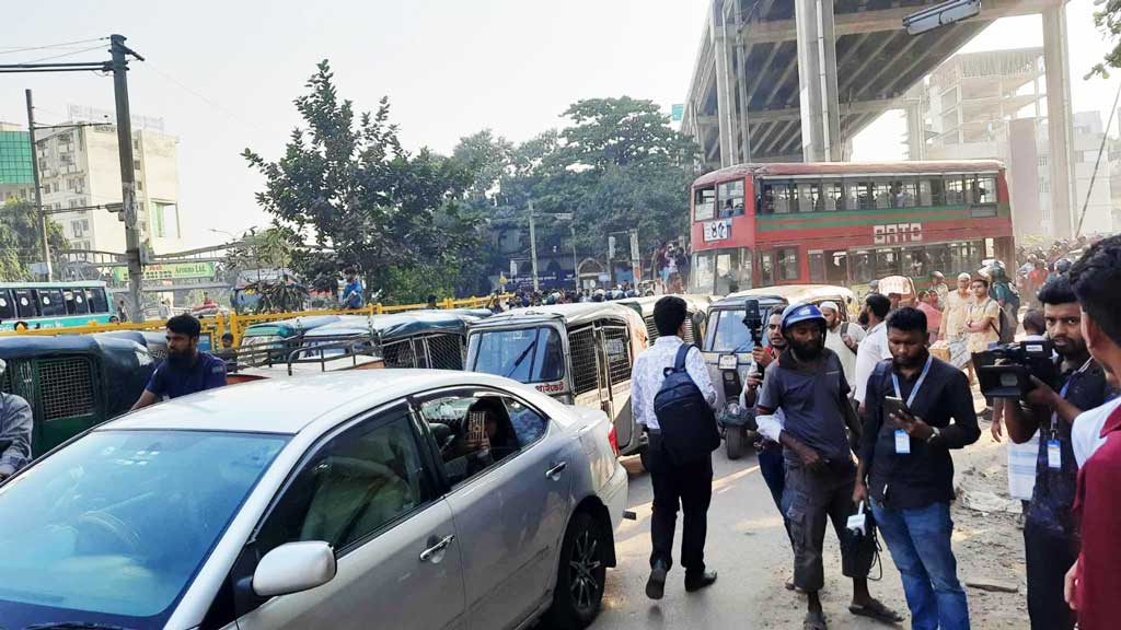 রাজধানীর মহাখালীতে পুলিশ ও সেনাবাহিনীর পাহারায় যান চলাচল শুরু