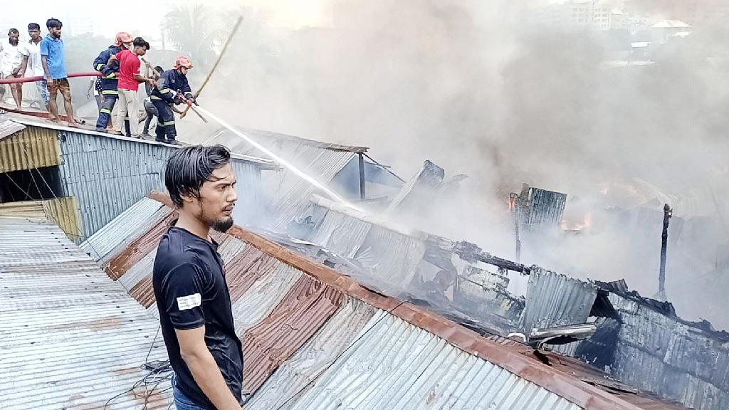 মহাখালীতে সাততলা বস্তিতে আগুন, ৫ ইউনিটের চেষ্টায় নিয়ন্ত্রণে