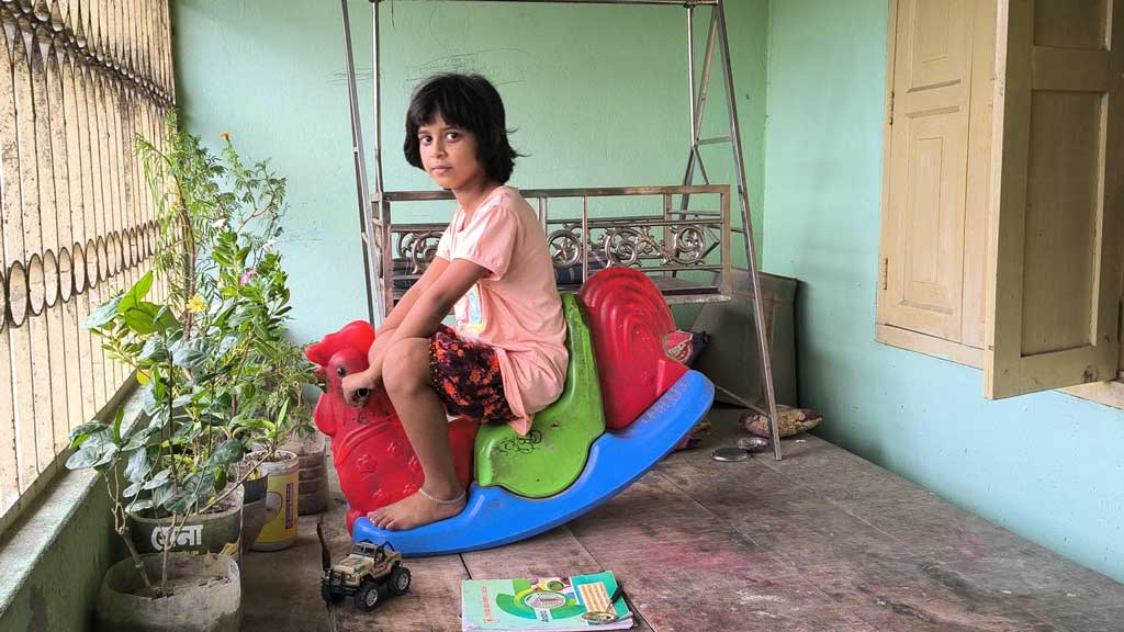 শৈশবেই শান্ত হয়ে গেছে মহিমা, কখনো চায় ‘বাবার কাছেই শুয়ে থাকব’