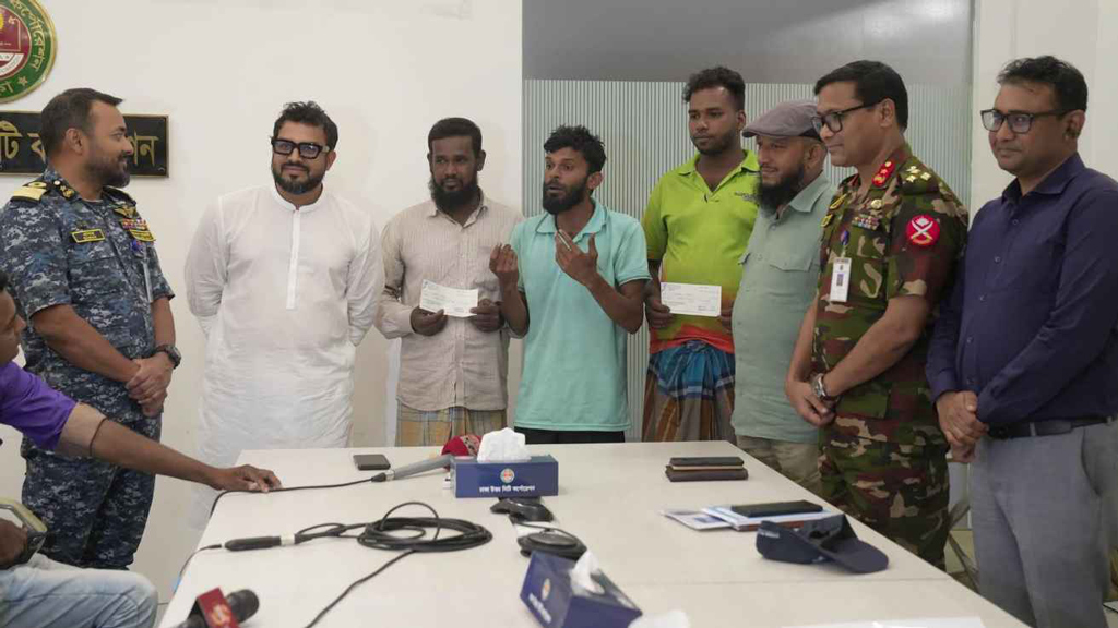 ক্ষতিগ্রস্ত তিন রিকশাচালককে দেড় লাখ টাকা অনুদান, পাবেন চাকরিও