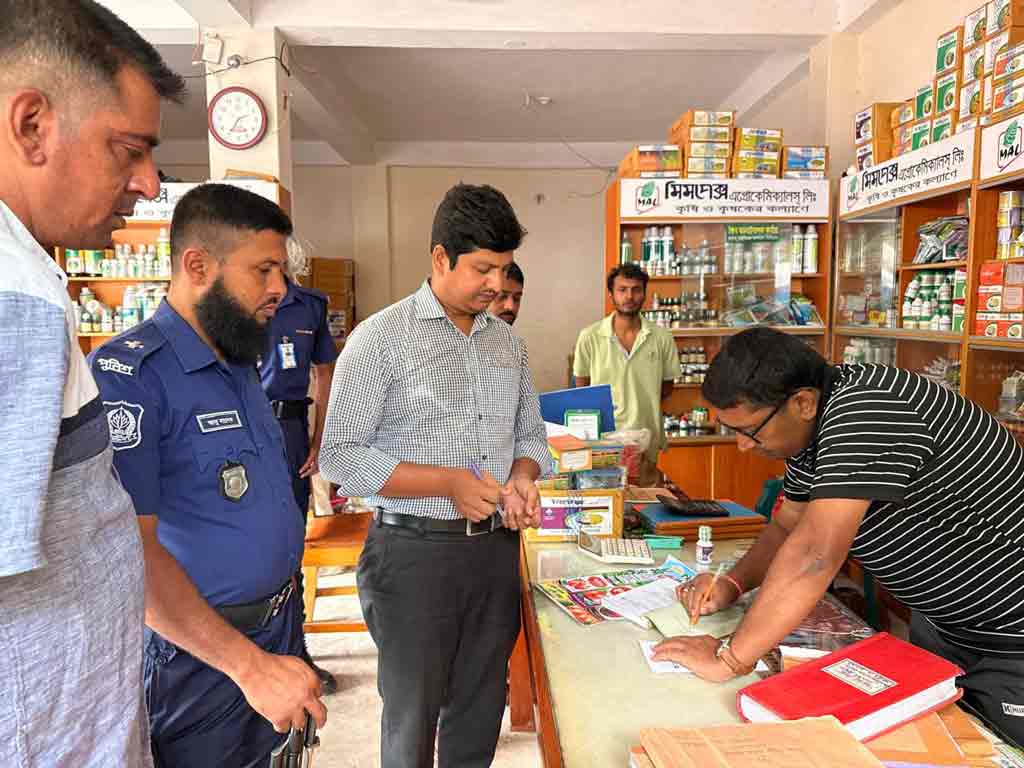 শ্রীপুরে অতিরিক্ত দামে সার বিক্রির দায়ে ১ লাখ টাকা জরিমানা