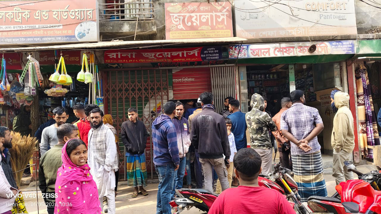 মোহাম্মদপুরে ভোরবেলা পিকআপে করে স্বর্ণের দোকানে লুট