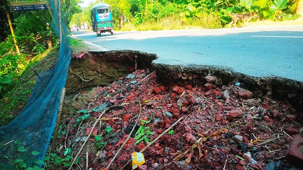 মধুমতি সেতুর সংযোগ সড়কে ভাঙন, দুর্ঘটনার শঙ্কা