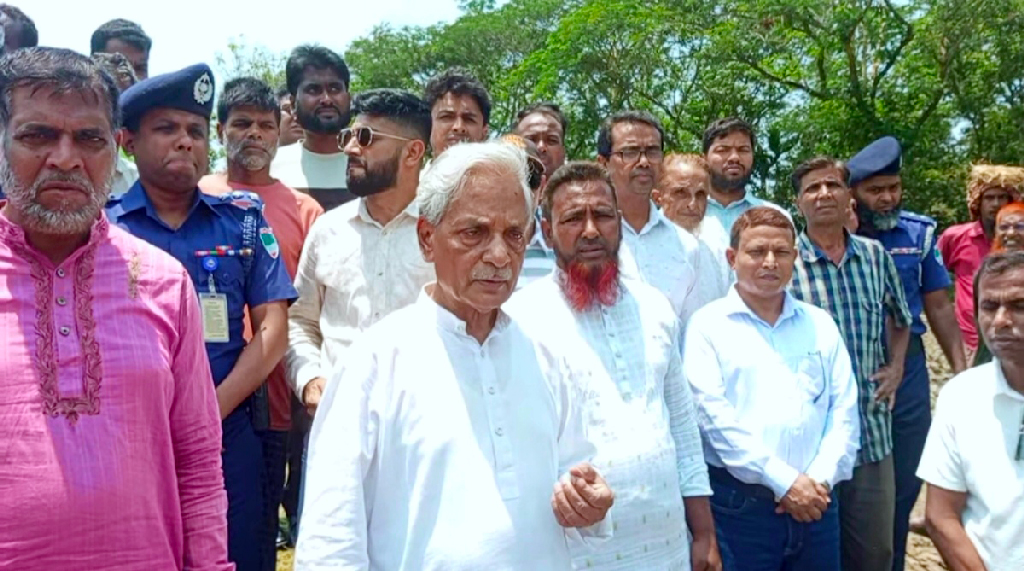 ‘এভাবে হাসলে হবে না, একেবারে বাড়িতে পাঠিয়ে দেব’