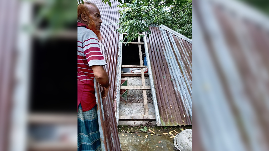 চালার টিন খুলে ব্যবসায়ীর ঘরে চুরি, ১০ ভরি স্বর্ণালংকার ও টাকা লুট