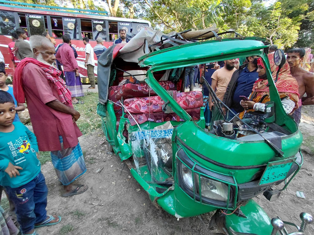 বেতাগীতে বাস মাহিন্দ্রার সংঘর্ষে একজন নিহত