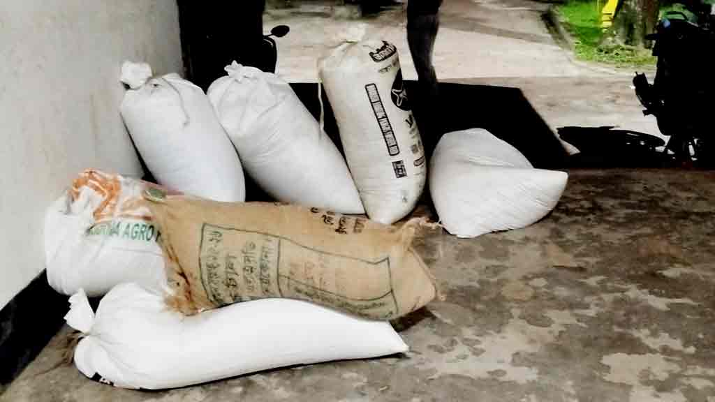 জনগণের ধাওয়ায় সরকারি চালের বস্তা রেখেই পালাল পাচারকারীরা