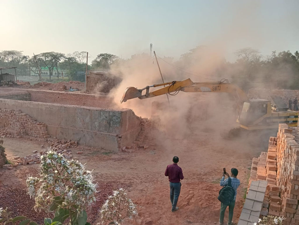 মোহনগঞ্জে অবৈধ ইটভাটা ধ্বংস, মালিকের লাখ টাকা জরিমানা