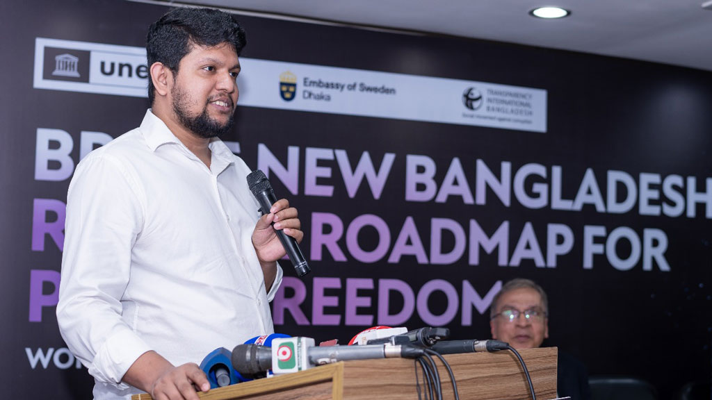 সাংবাদিকদের বিরুদ্ধে হত্যা মামলা নিয়ে সরকার বিব্রত: মাহফুজ আলম