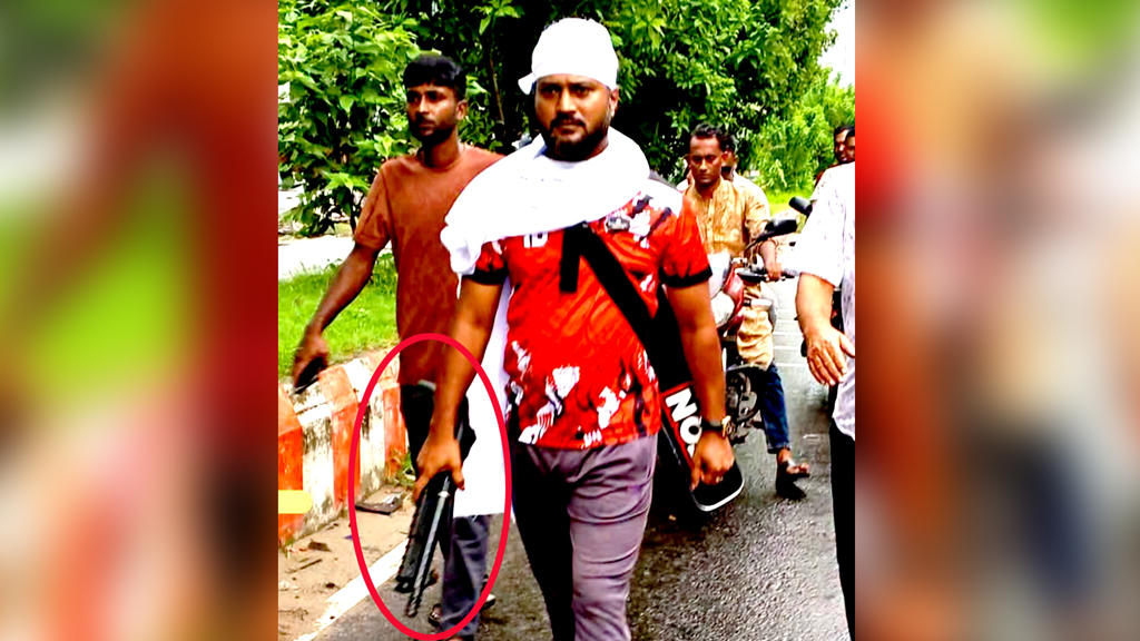 শটগান হাতে প্রকাশ্যে মহড়া যুবকের, পুলিশের হাতে আটক