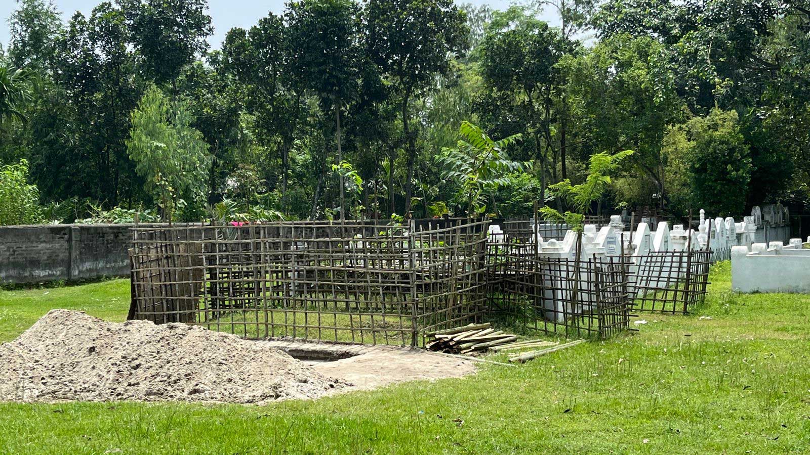 নীলফামারীতে প্রস্তুত নিহত শিক্ষক মাহরিন চৌধুরীর কবর