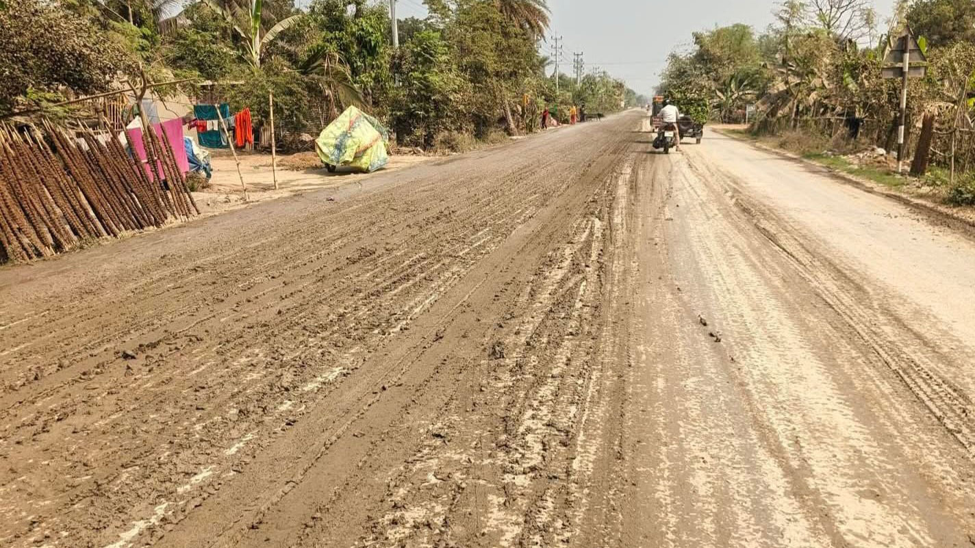 অবৈধ ইটভাটার মাটিতে নষ্ট হচ্ছে গাংনীর কোটি টাকার সড়ক