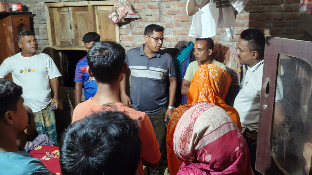 গাংনীতে চিকিৎসকের বাড়িতে চুরি, ৪ লাখ টাকার স্বর্ণালংকারসহ নগদ টাকা লুট