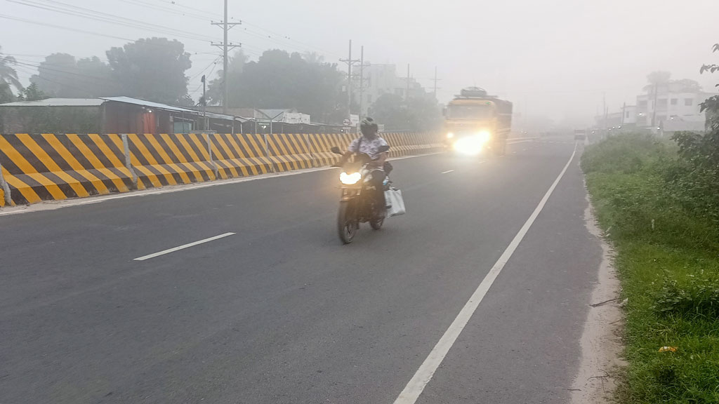 হঠাৎ ঘন কুয়াশার চাদরে গাংনী: সকালেও গাড়ি চলছে হেডলাইট জ্বালিয়ে
