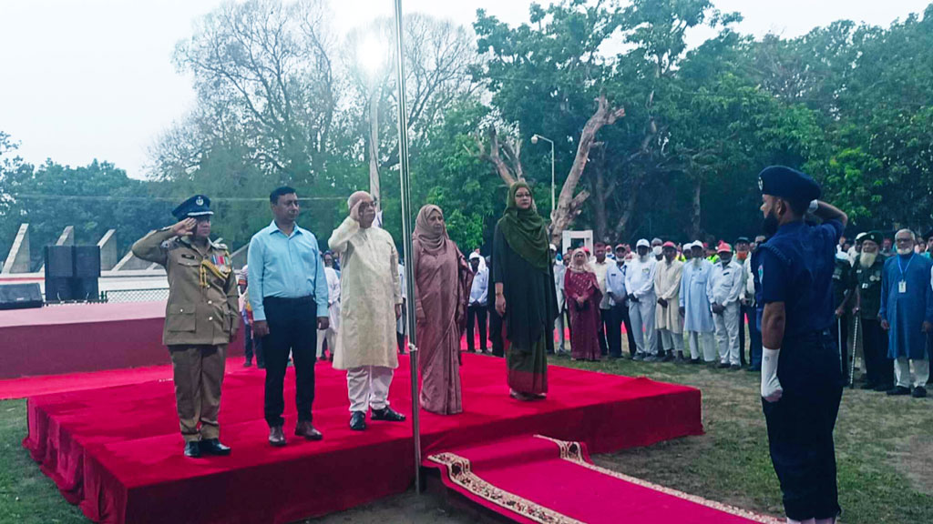 ঐতিহাসিক মুজিবনগর দিবসে জাতির শ্রেষ্ঠ সন্তানদের প্রতি শ্রদ্ধার্ঘ্য অর্পণ ও শ্রদ্ধা নিবেদন করেন মুক্তিযুদ্ধবিষয়ক মন্ত্রণালয়ের উপদেষ্টা ফারুক-ই-আজম। আজ বৃহস্পতিবার সকালে মেহেরপুরের মুজিবনগর স্মৃতিসৌধে। ছবি: আজকের পত্রিকা