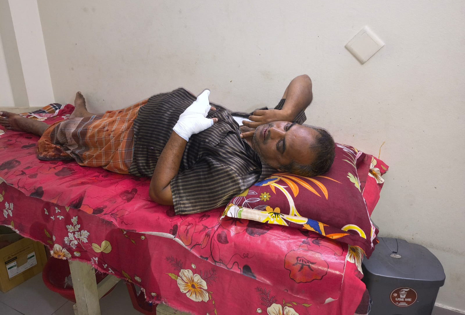 গাংনীতে হাত-মুখ বেঁধে ভ্যান ছিনতাই, দুই চালক আহত