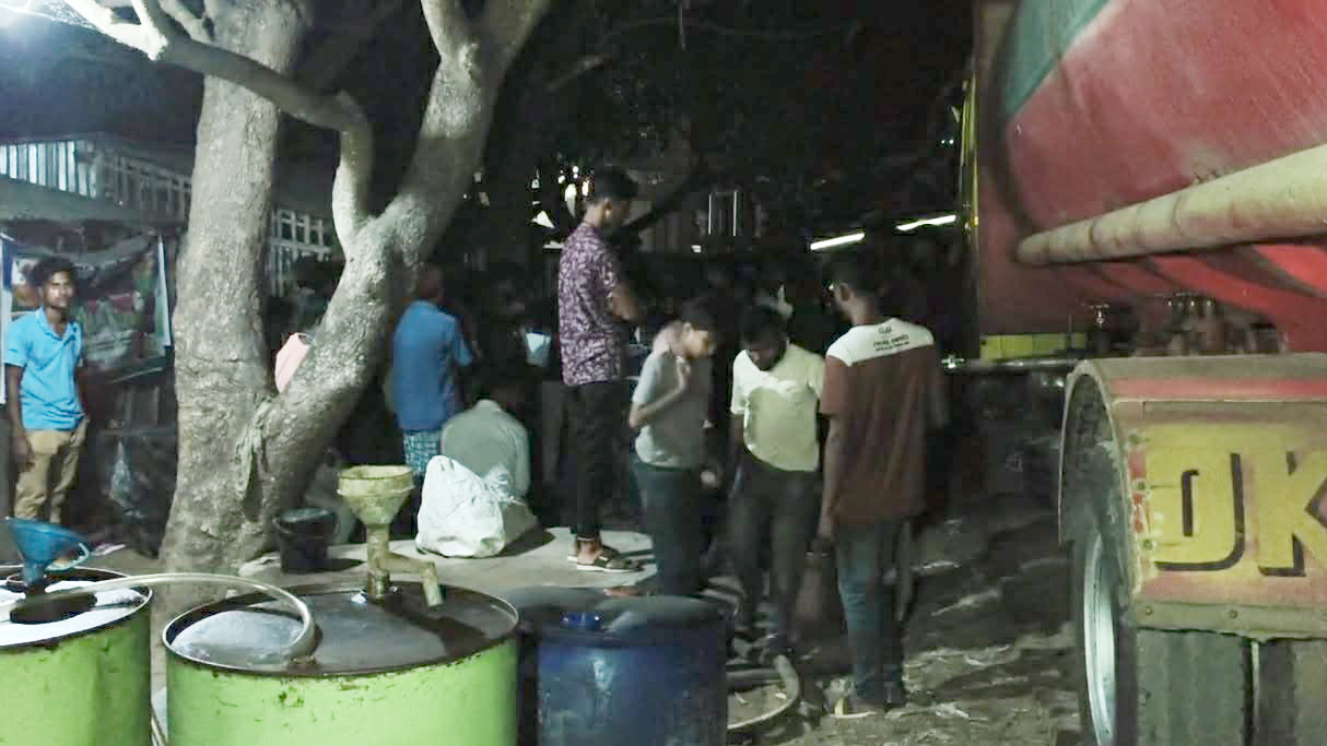 গাংনীতে লরিবোঝাই সাড়ে চার হাজার লিটার ডিজেল জব্দ