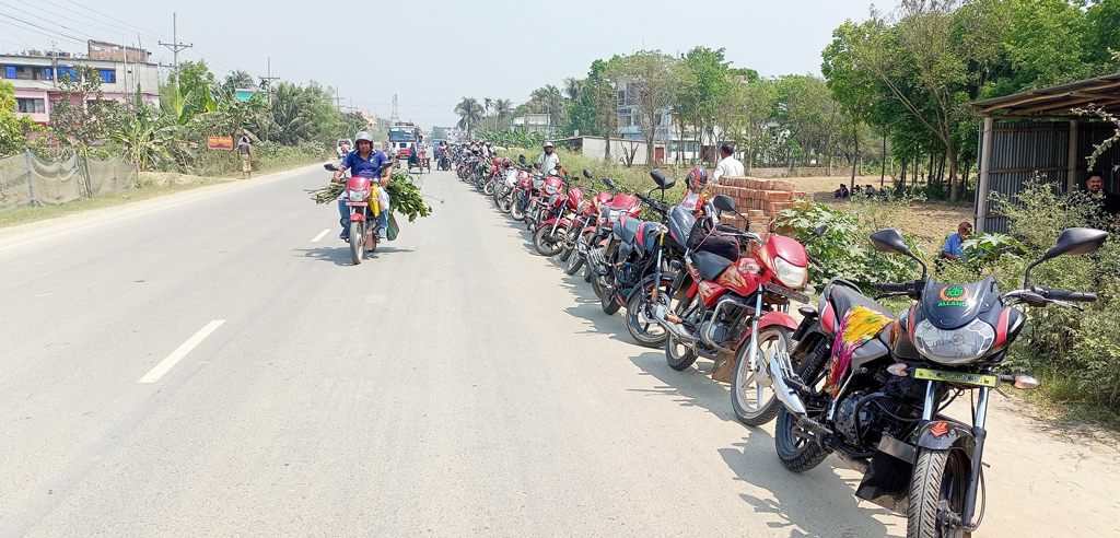 তেলের সংকট আর গরমে হাঁসফাঁস অবস্থা মোটরসাইকেলচালকদের