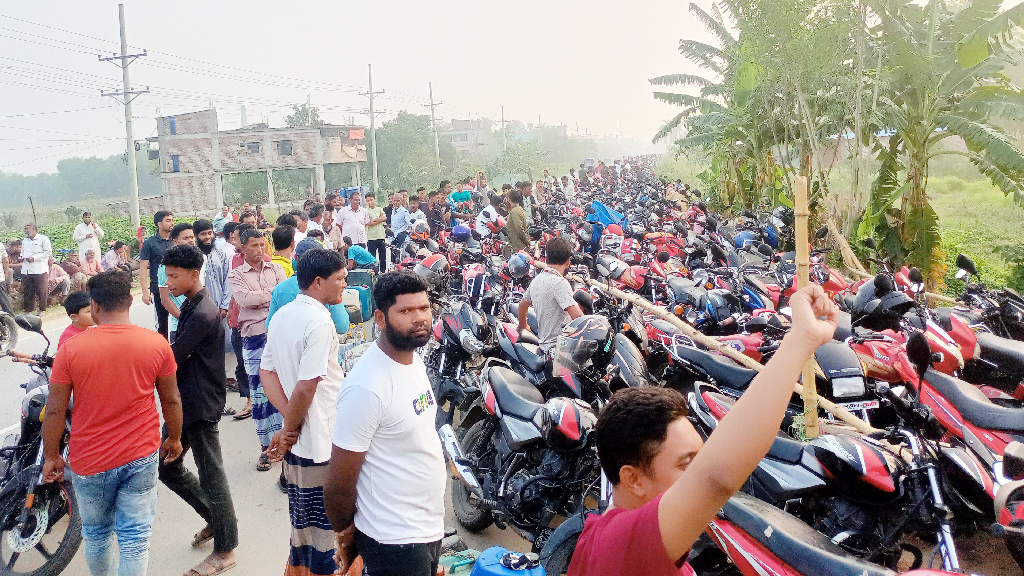 ঘণ্টার পর ঘণ্টা দাঁড়িয়ে থেকেও মিলছে না তেল, গাংনীতে বাড়ছে ক্ষোভ