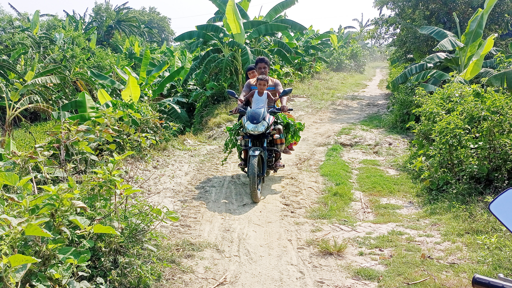 ২৫ বছরেও হয়নি সংস্কার, চলাচলে চরম ভোগান্তি